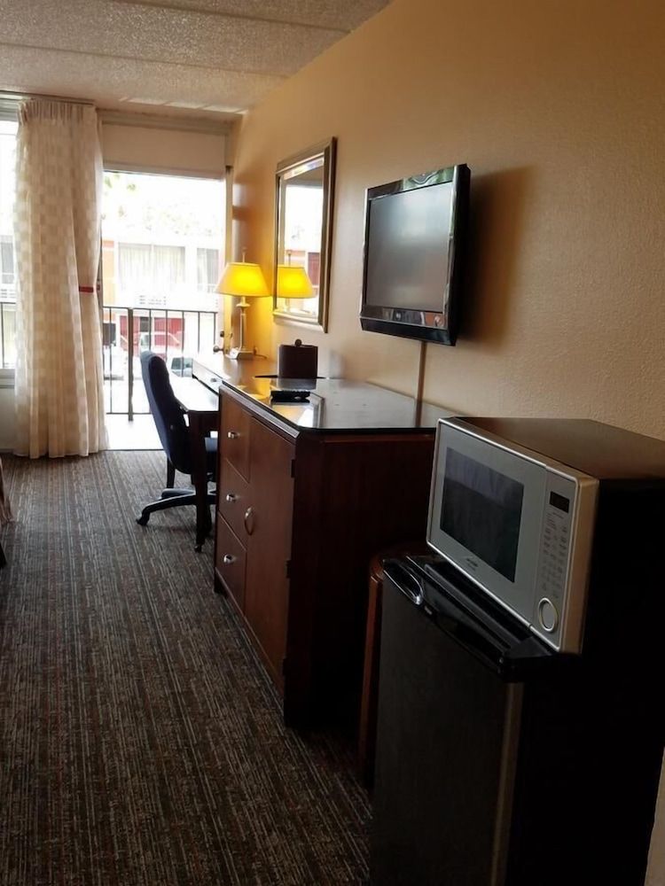 undefined Sun Inn & Suites 8