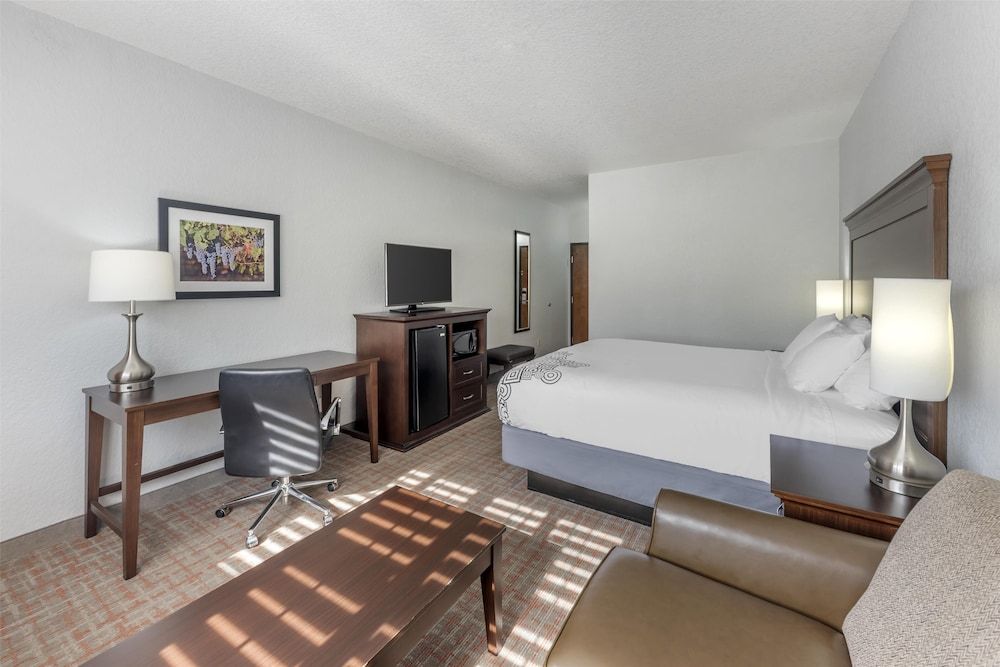 Best Western Plus Fredericksburg Standard Room, 1 King Bed, Non Smoking, Refrigerator & Microwave 2