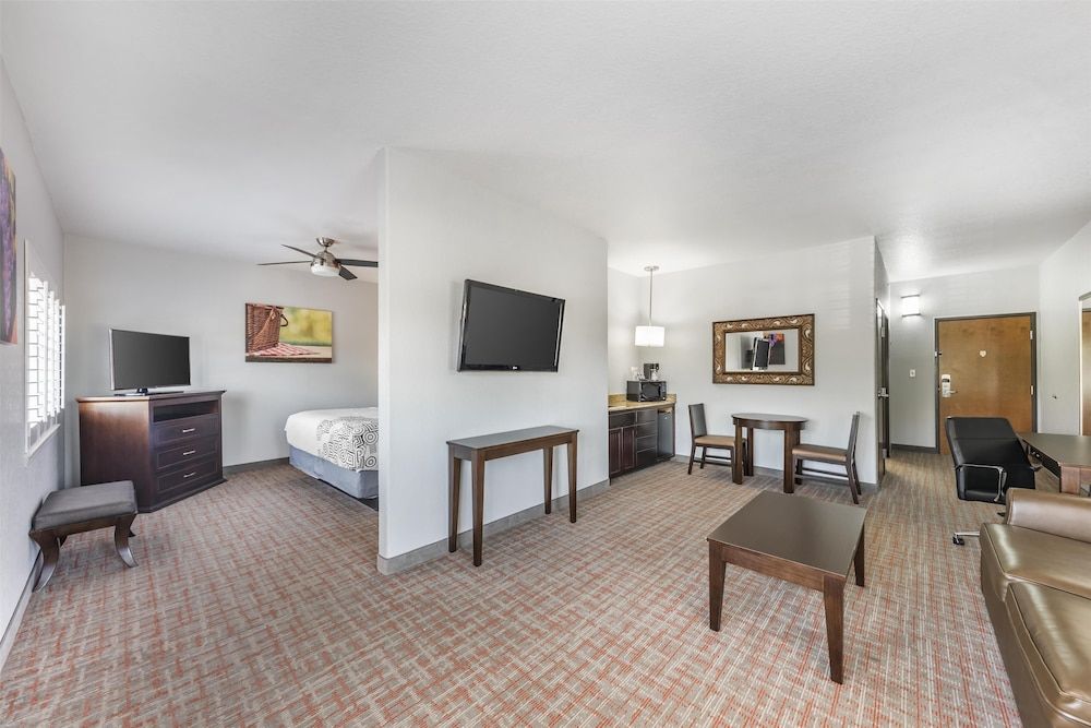 Best Western Plus Fredericksburg Suite, 1 King Bed, Non Smoking, Refrigerator & Microwave (with Sofabed) 3