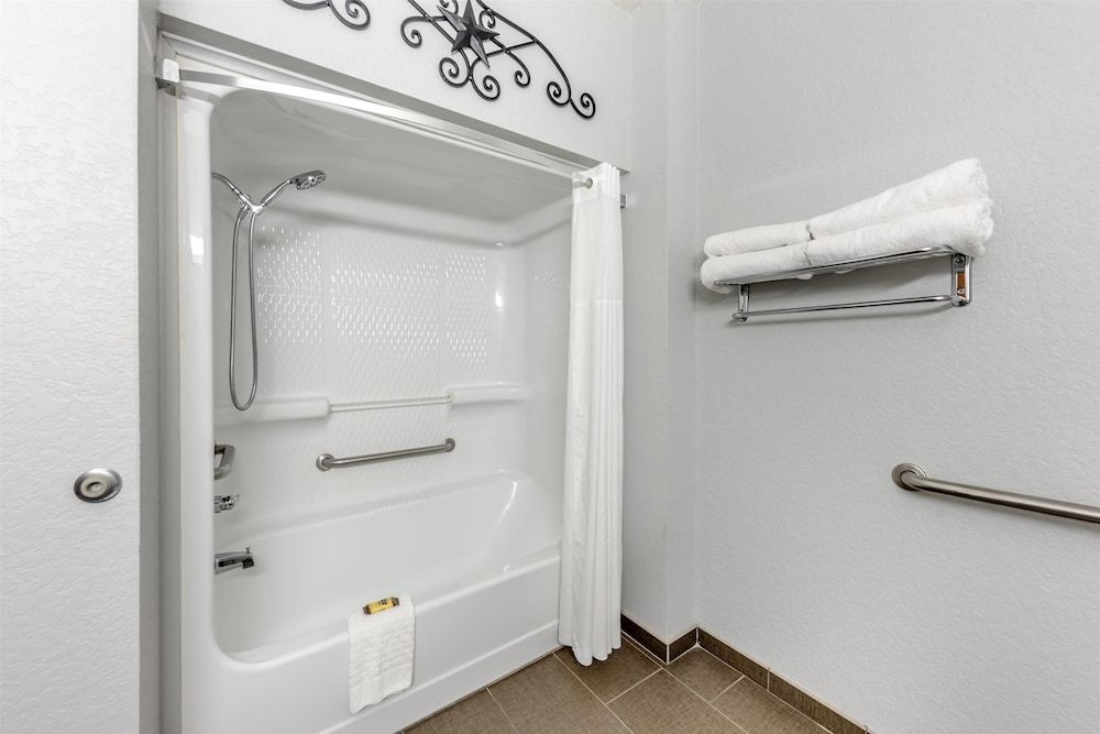 Best Western Plus Fredericksburg Suite, 1 King Bed, Non Smoking, Refrigerator & Microwave (with Sofabed) 2