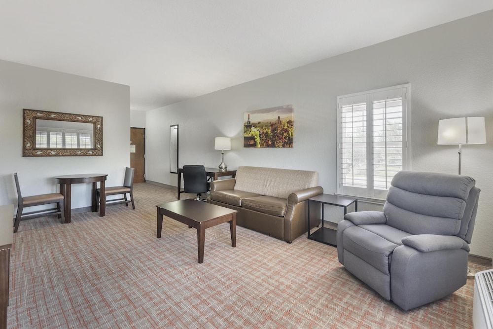 Best Western Plus Fredericksburg Suite, 1 King Bed, Non Smoking, Refrigerator & Microwave (with Sofabed) 4