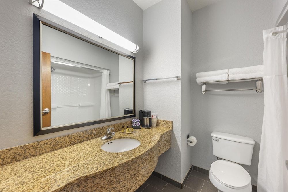 Best Western Plus Fredericksburg Standard Room, 1 King Bed, Non Smoking, Refrigerator & Microwave 4