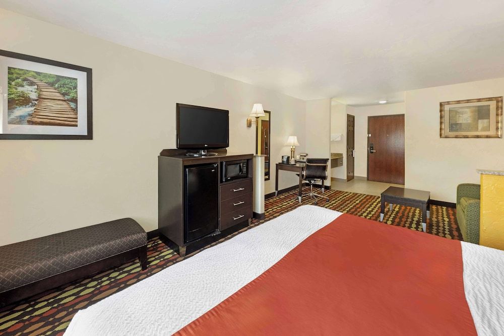Best Western Greentree Inn & Suites Suite, 1 King Bed, Non Smoking, Refrigerator & Microwave 5