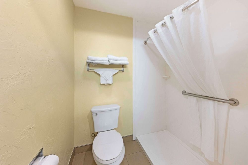 Best Western Greentree Inn & Suites Suite, 1 King Bed, Non Smoking, Refrigerator & Microwave 4