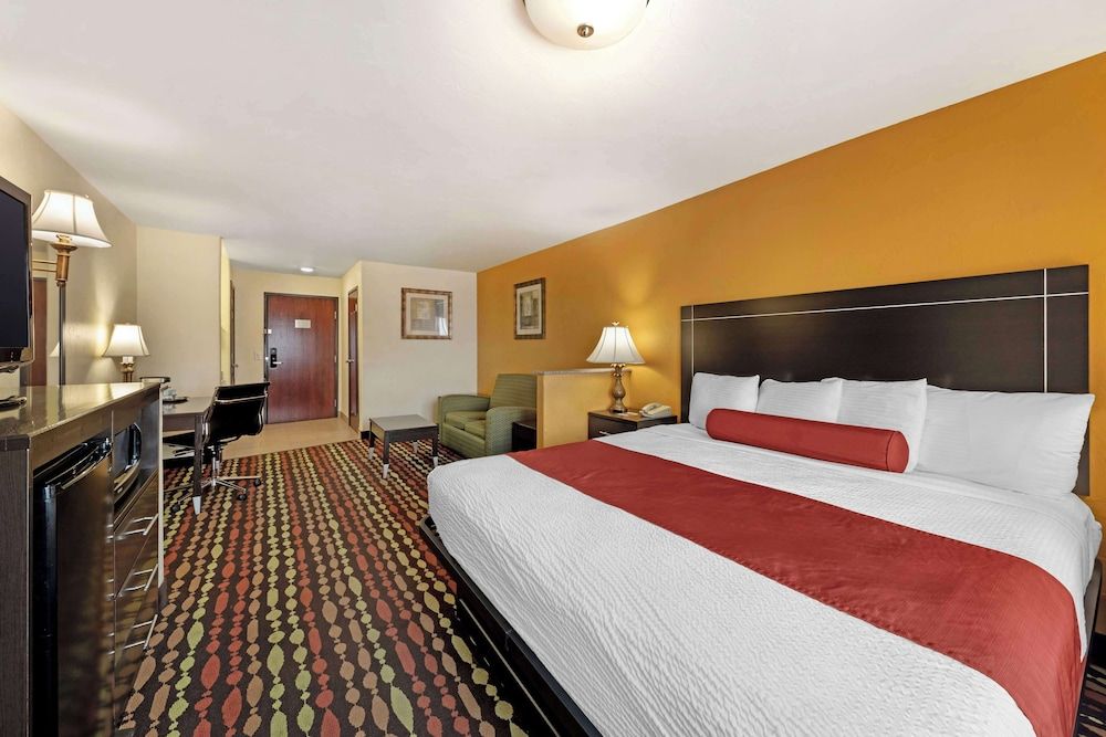 Best Western Greentree Inn & Suites Suite, 1 King Bed, Non Smoking, Refrigerator & Microwave 2