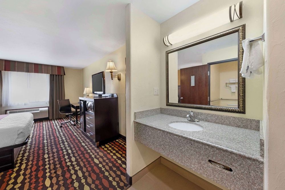 Best Western Greentree Inn & Suites Standard Room, 1 King Bed, Accessible, Non Smoking (Walk-in Shower;Pet Friendly) 2