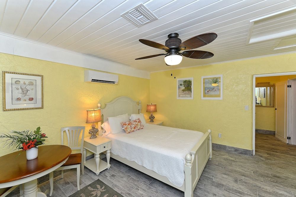 Siesta Key Palms Resort Grand Studio (1 Queen Bed) 2