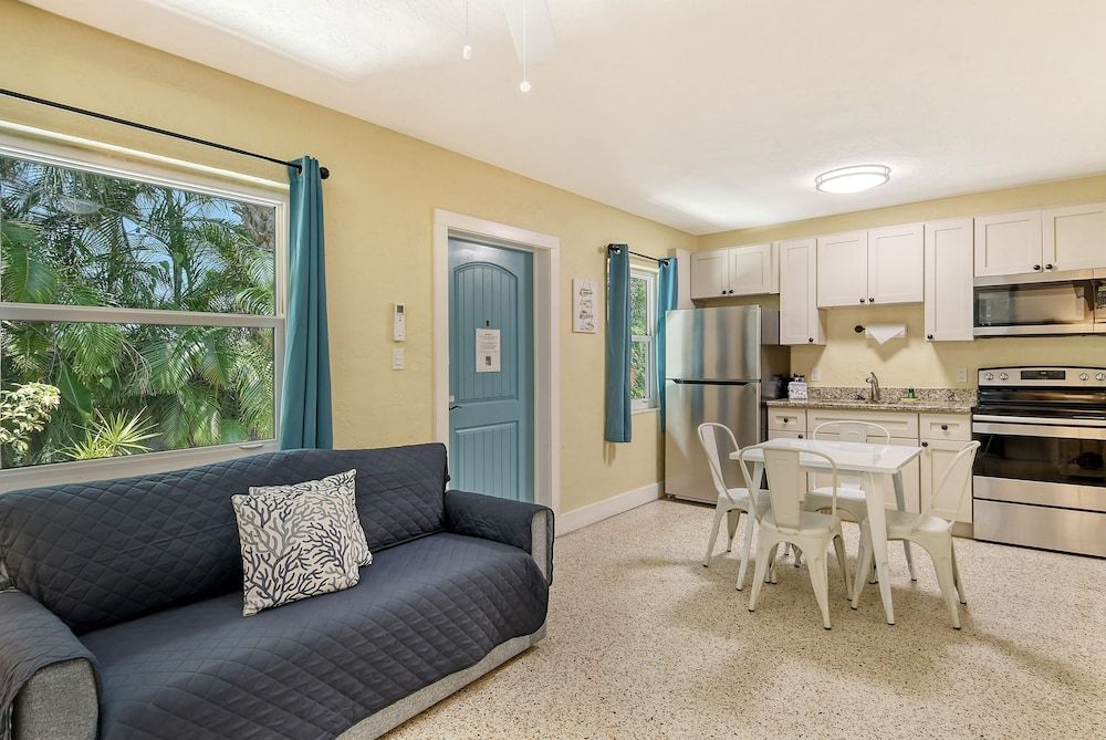 Siesta Key Palms Resort Villa, 1 Bedroom, Kitchen, Courtyard View 11
