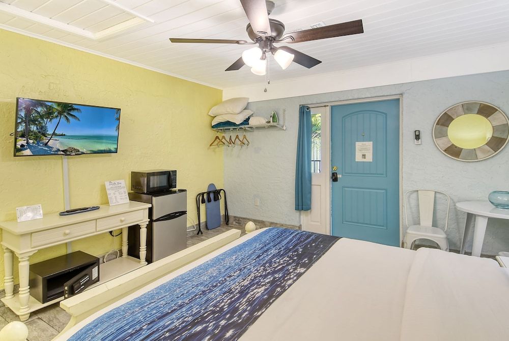 Siesta Key Palms Resort Grand Studio (1 Queen Bed) 9