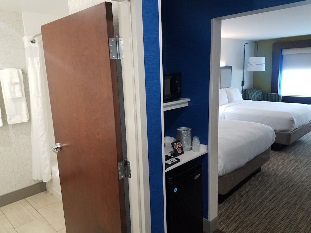 Standard Room, 2 Queen Beds, Microwave (Mini Fridge)