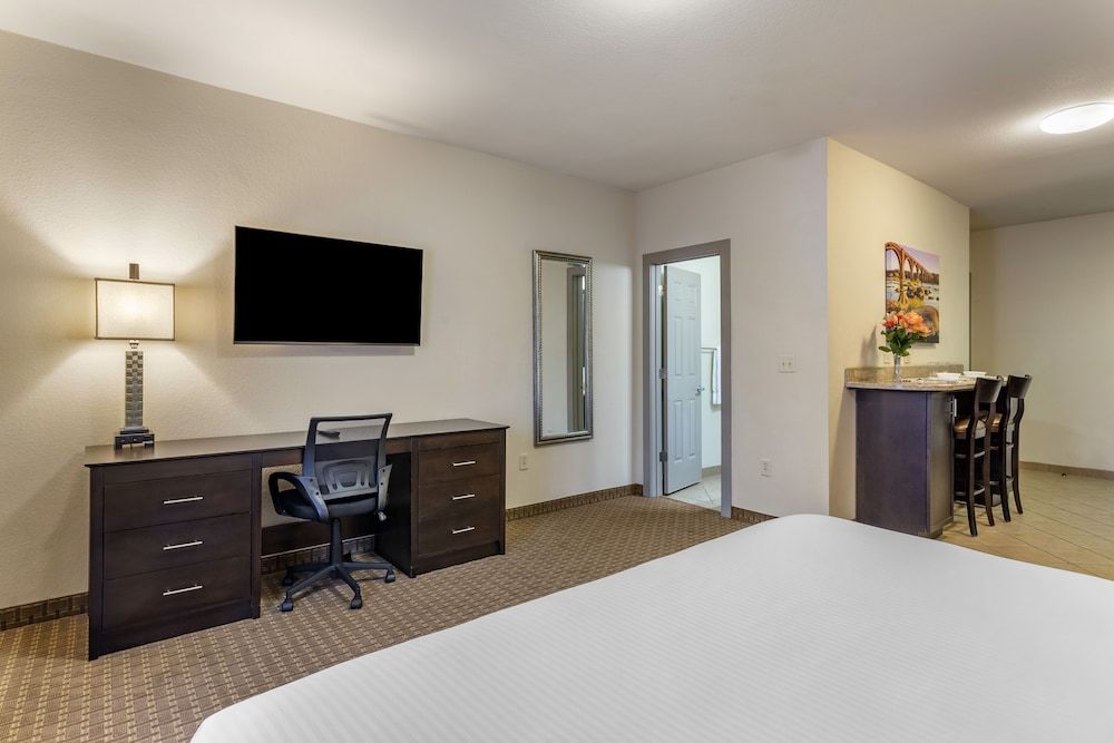 Stay-Over Suites Suite, 1 Bedroom, Accessible (Accessible Suite with Roll-In Shower) 4
