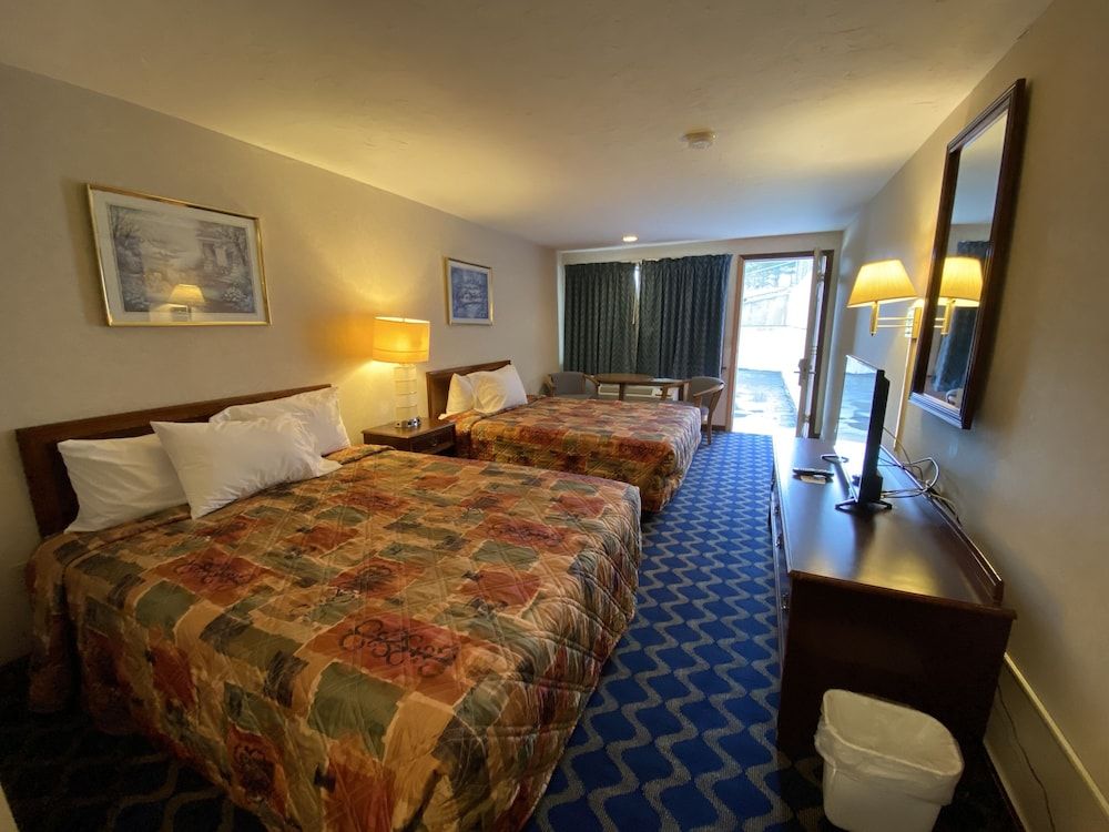 Economy Lodge Deluxe Room, 2 Double Beds 7