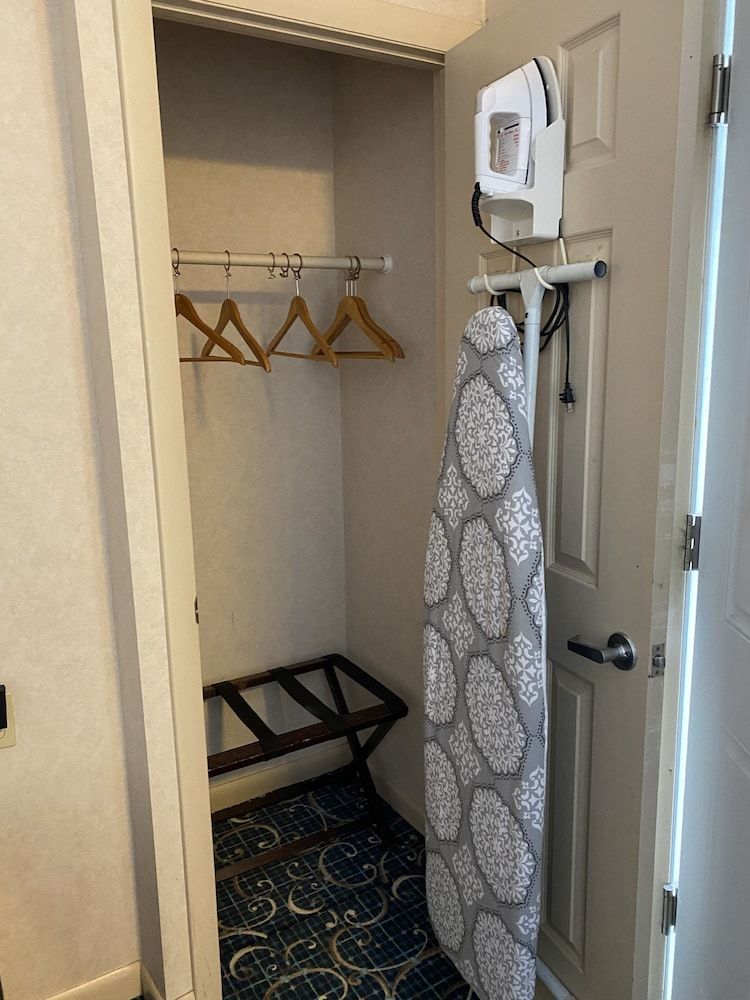 Economy Lodge Deluxe Room, 1 King Bed 23