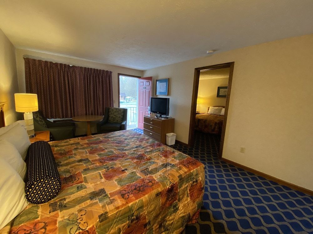 Economy Lodge Deluxe Room, 1 King Bed 8