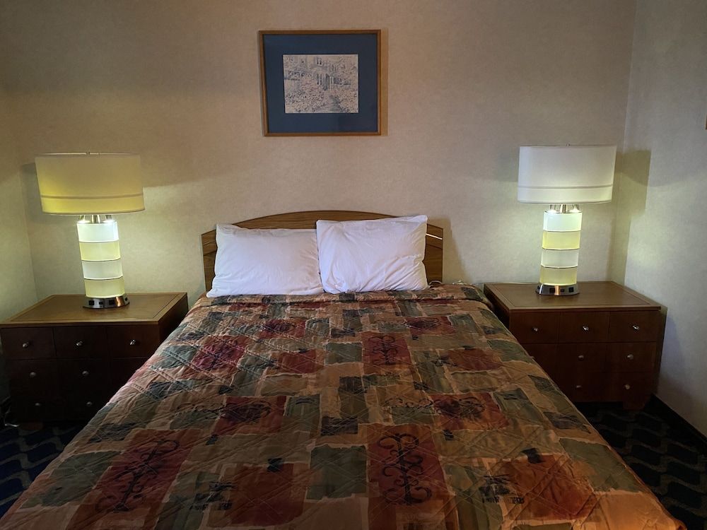 Economy Lodge Deluxe Room, 1 King Bed 4