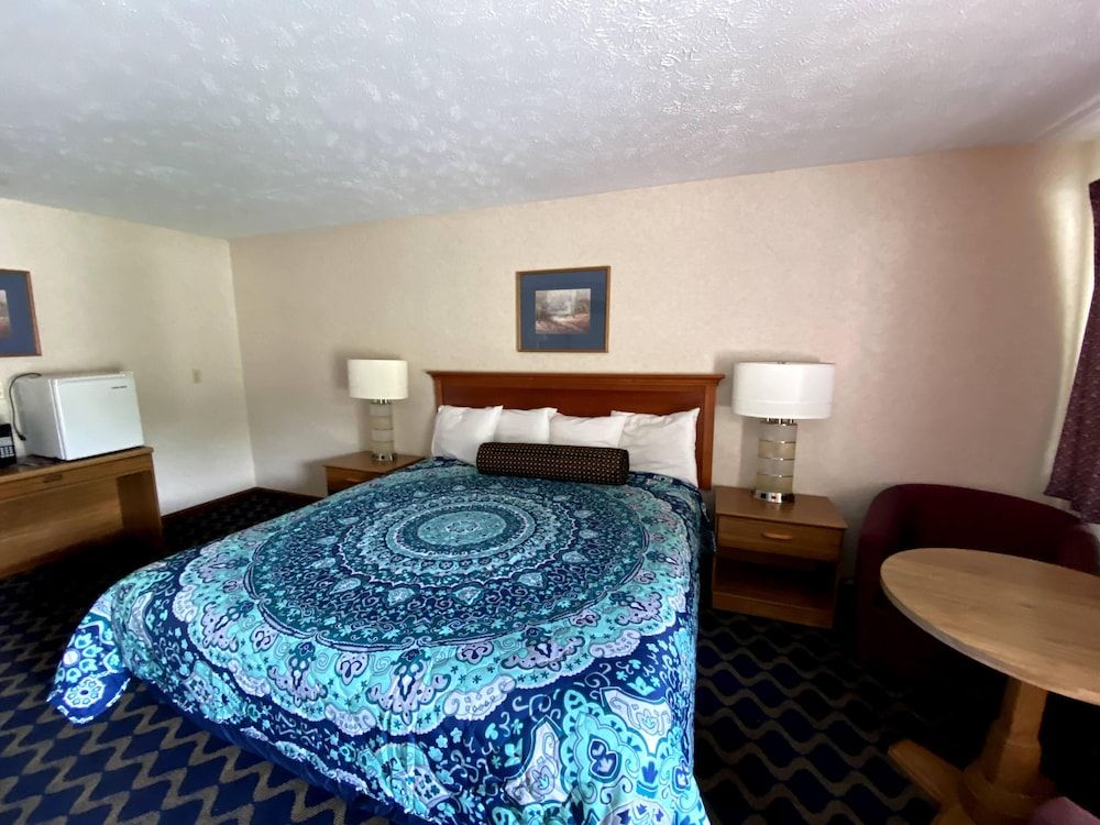 Economy Lodge Deluxe Room, 1 King Bed 16