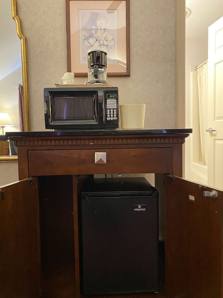 Economy Lodge Deluxe Room, 1 King Bed 25