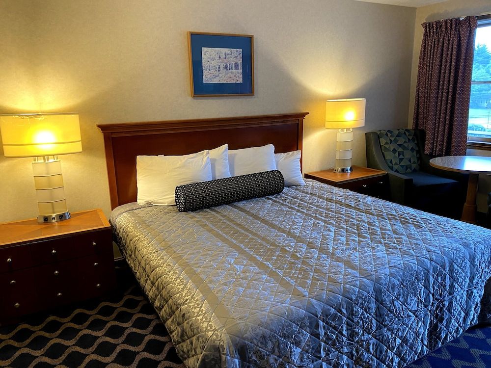 Economy Lodge Deluxe Room, 1 King Bed 15