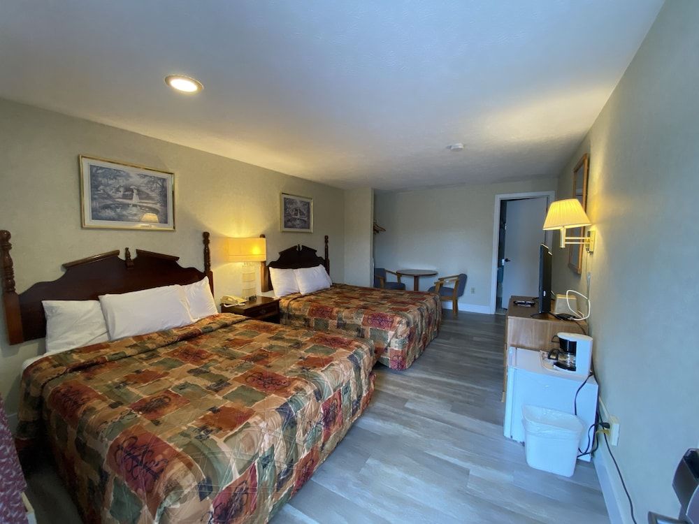 Economy Lodge Deluxe Room, 2 Double Beds 3