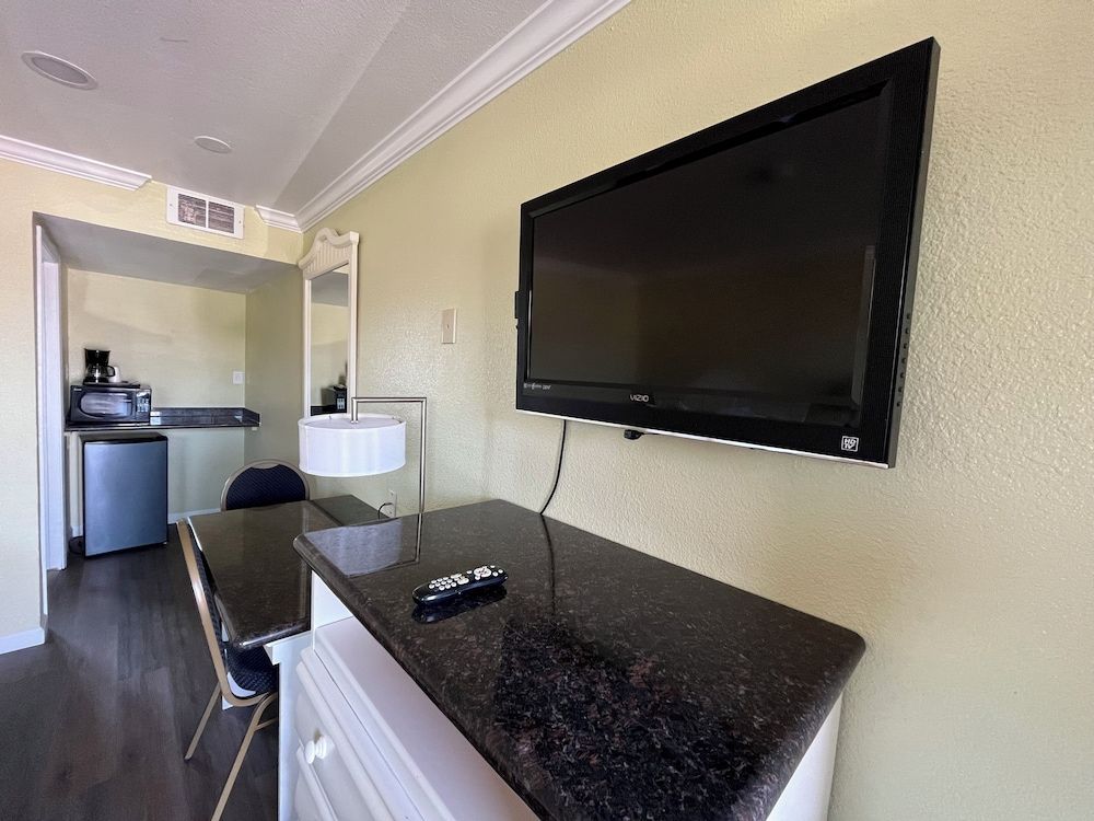 American Inn Grover Beach Standard Room, 2 Queen Beds, Non Smoking 4