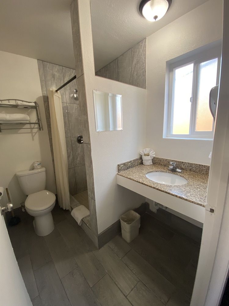 American Inn Grover Beach Standard Room, 2 Queen Beds, Non Smoking 3