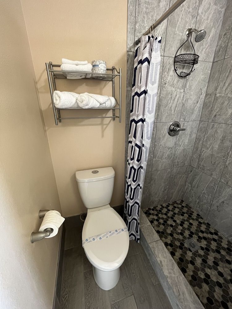 American Inn Grover Beach Deluxe Room 2 Queen beds with Futon non smoking 3