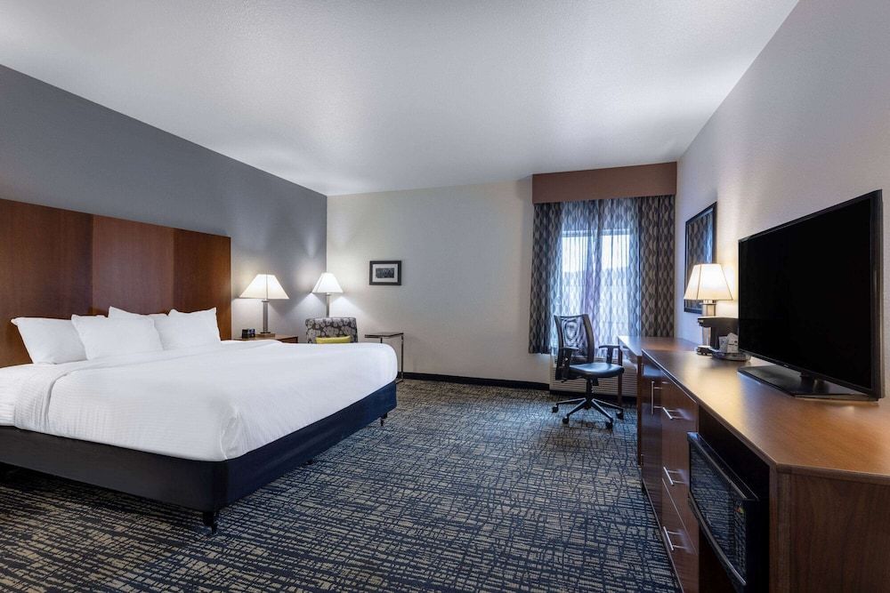 Room, 1 King Bed, Accessible, Non Smoking (Bathtub w/ Grab Bars)