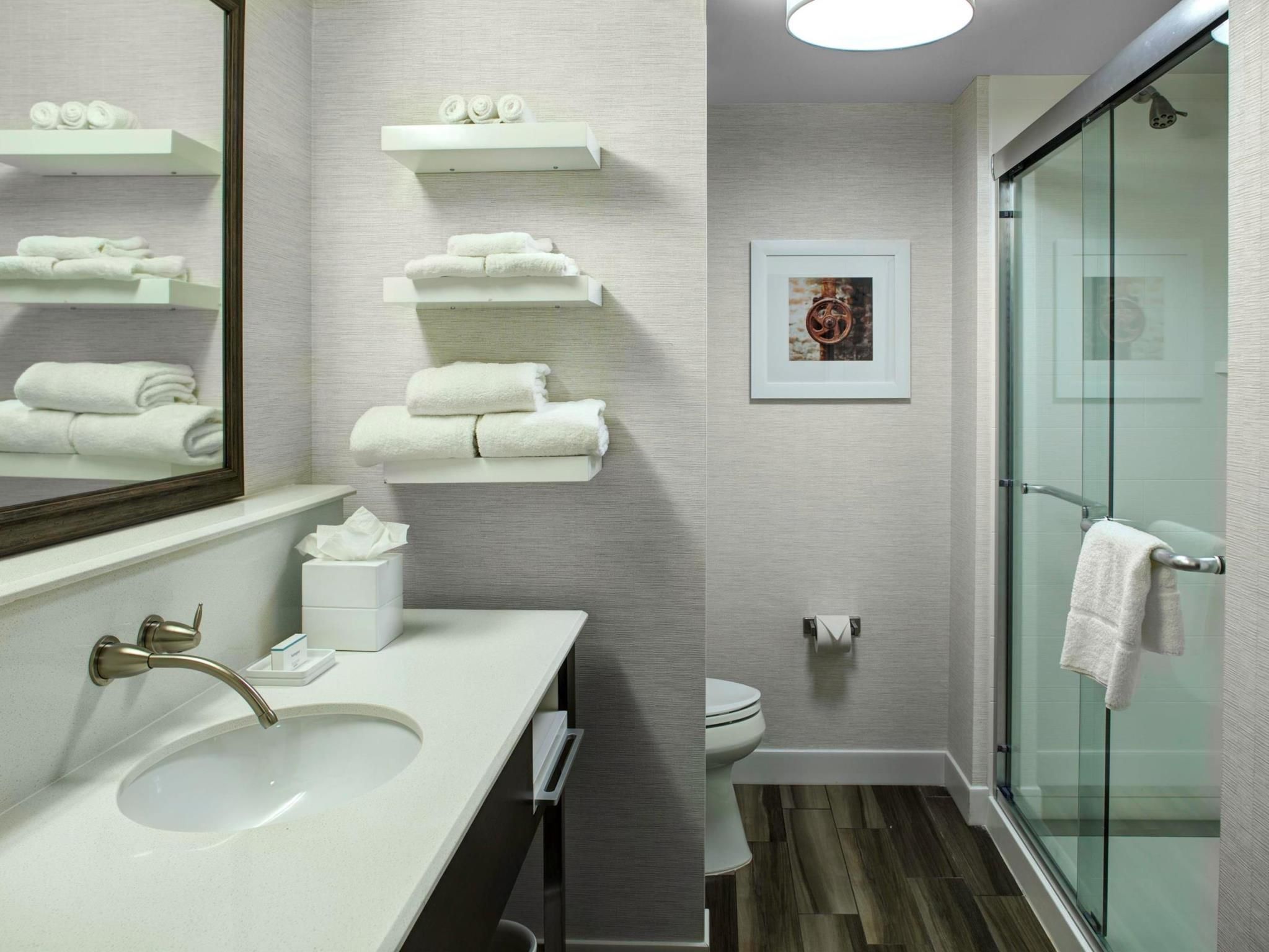 2 QUEEN MICROWV/FRIDGE/WET BAR SUITE NS
