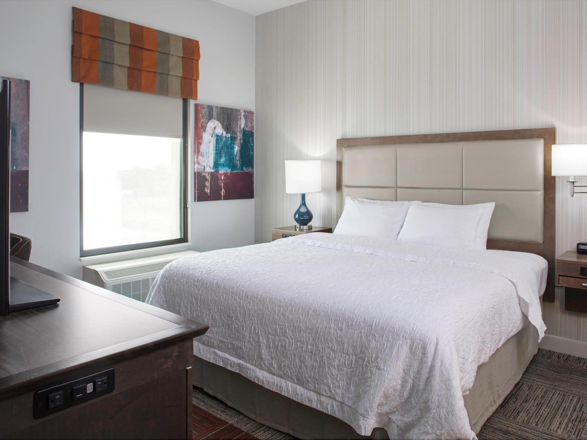 1 KING MOBILITY/HEARING ACCESS W/TUB NONSMOK