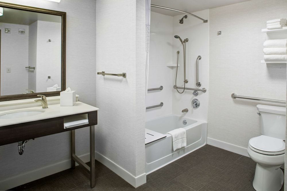 Hampton Inn & Suites Pittsburg Kansas Crossing Room, 2 Queen Beds, Accessible, Bathtub (Mobility & Hearing) 3