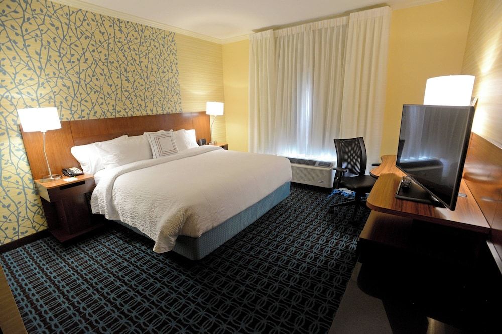 Fairfield Inn & Suites Bowling Green Room, 1 King Bed 2