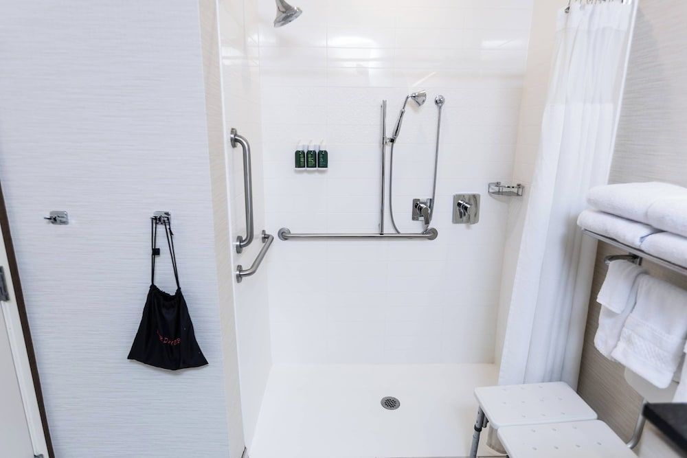 Fairfield Inn & Suites Bowling Green Room, 1 King Bed 5