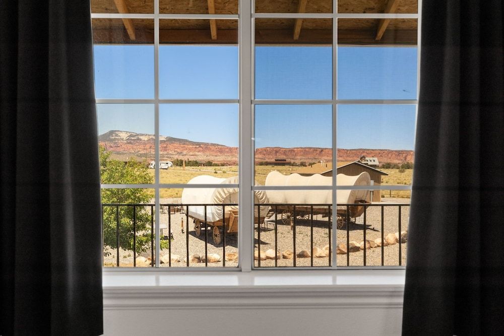 Broken Spur Inn & Steakhouse Room, 1 King Bed, Refrigerator & Microwave, Mountain View 4