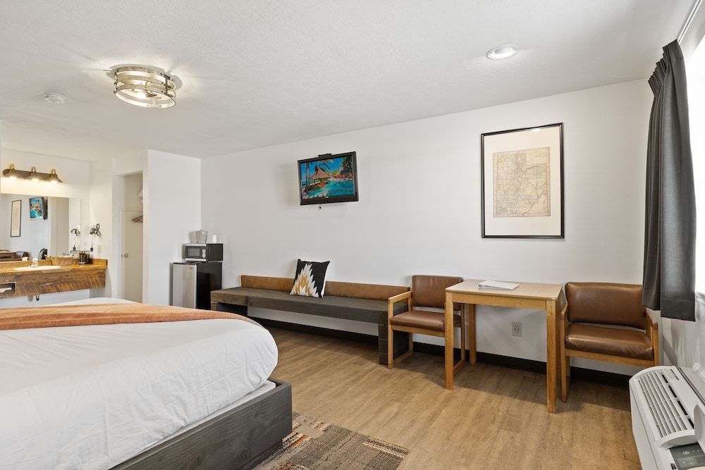 Broken Spur Inn & Steakhouse Room, 1 King Bed, Refrigerator & Microwave, Mountain View