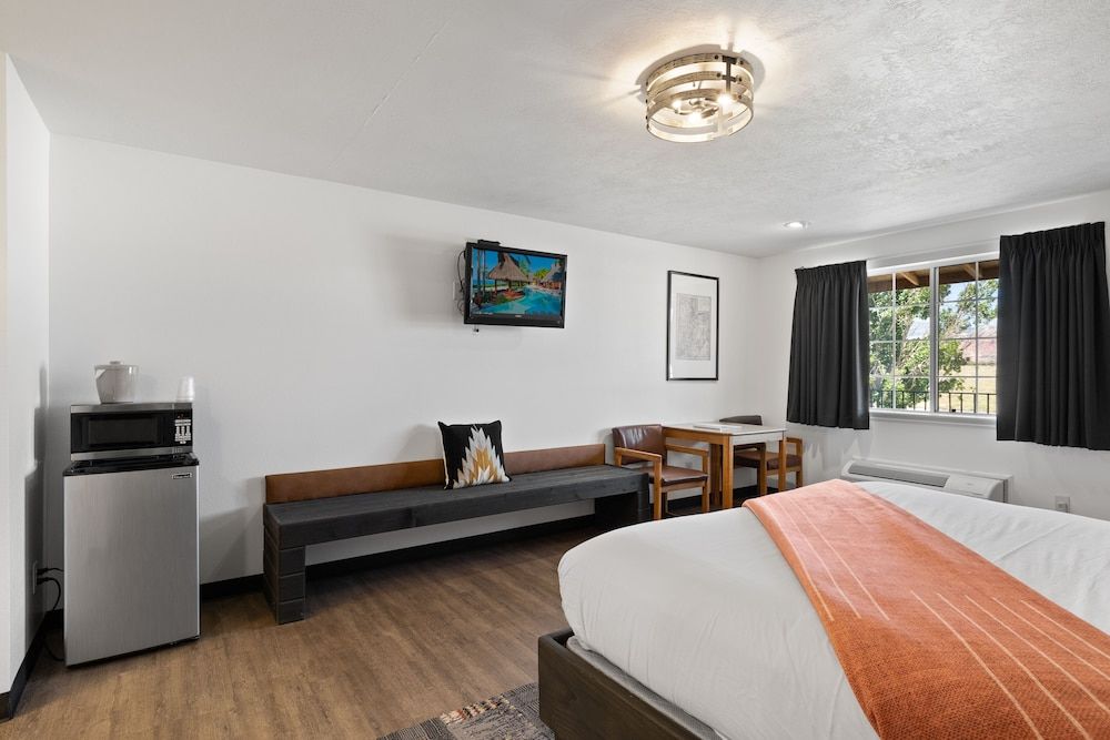 Broken Spur Inn & Steakhouse Room, 1 King Bed, Refrigerator & Microwave, Mountain View 2