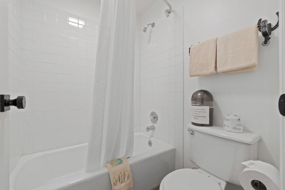 Broken Spur Inn & Steakhouse Room, 1 King Bed, Refrigerator & Microwave, Mountain View 6