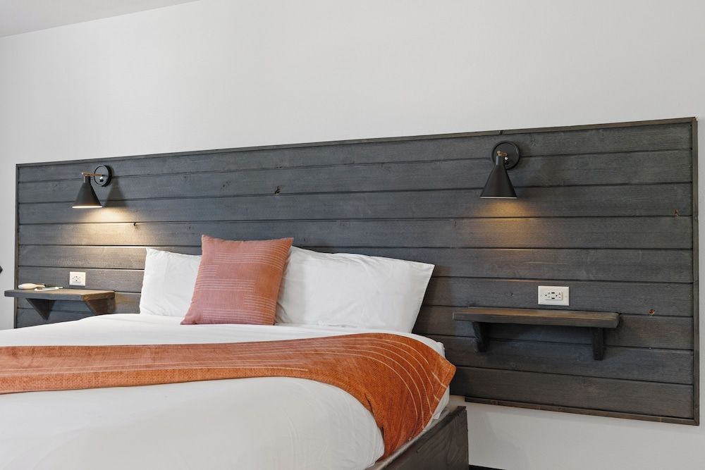 Broken Spur Inn & Steakhouse Room, 1 Queen Bed, Mountain View 2