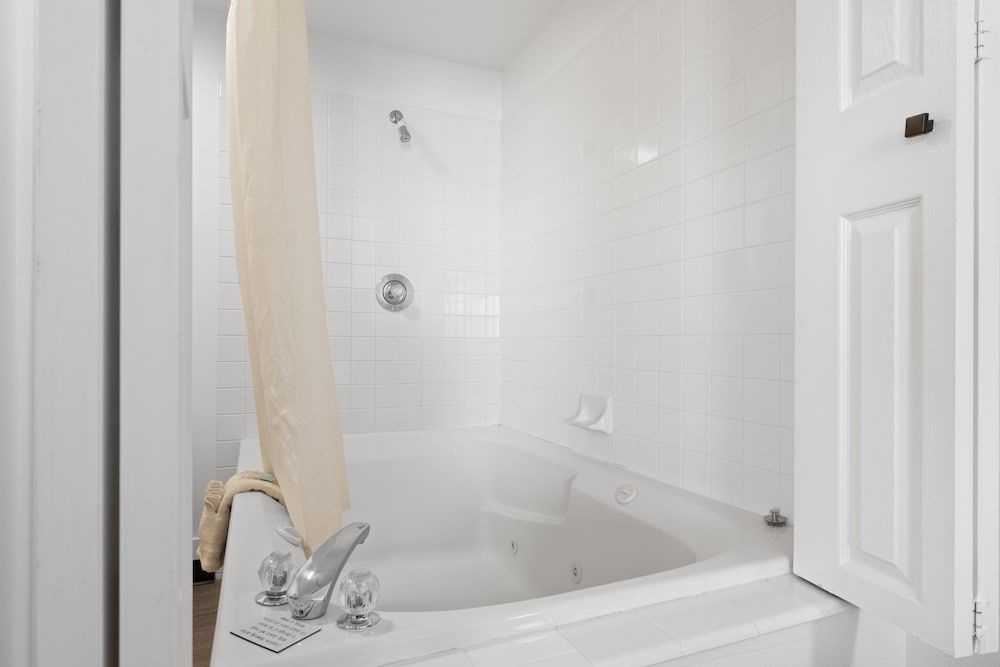 Broken Spur Inn & Steakhouse Suite, 1 King Bed, Jetted Tub, Mountain View 8