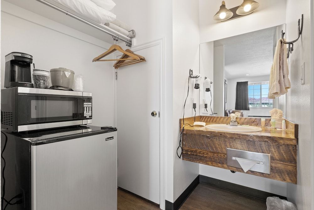 Broken Spur Inn & Steakhouse Suite, 1 King Bed, Jetted Tub, Mountain View 3