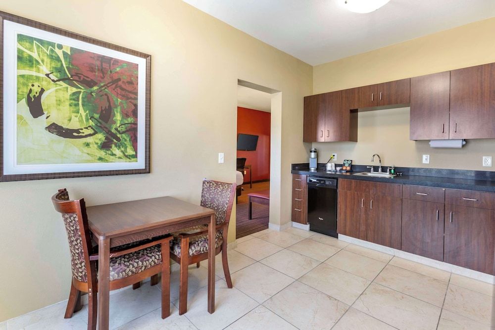 Best Western Plus Chandler Hotel & Suites Suite, 2 Queen Beds, Non Smoking, Kitchen (Living Room, Sofabed, Full Kitchen) 4