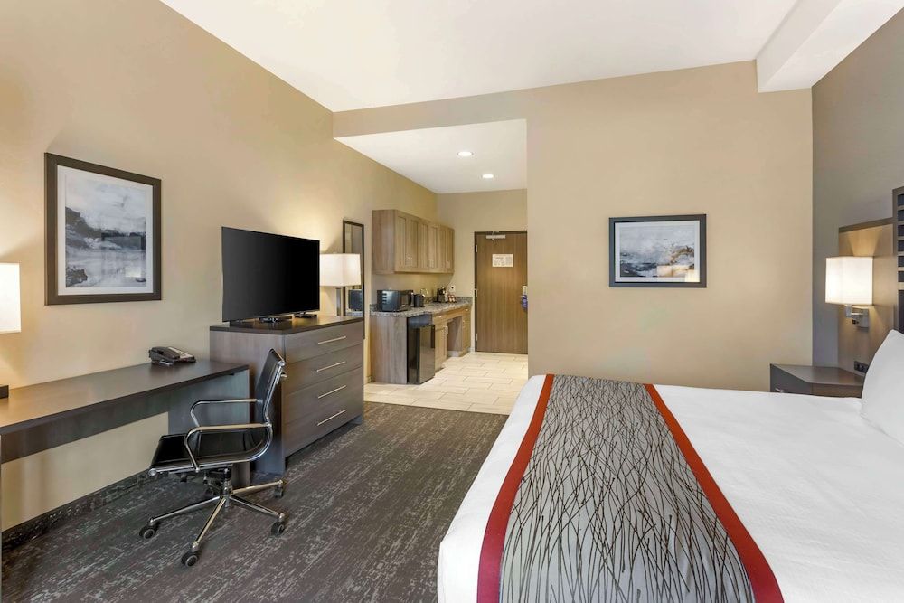 Best Western Plus Heber Valley Hotel Standard Room, 1 King Bed, Non Smoking, Microwave 2