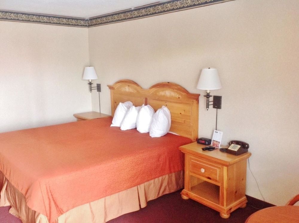 Deluxe Room, 1 King Bed, Smoking, Refrigerator & Microwave