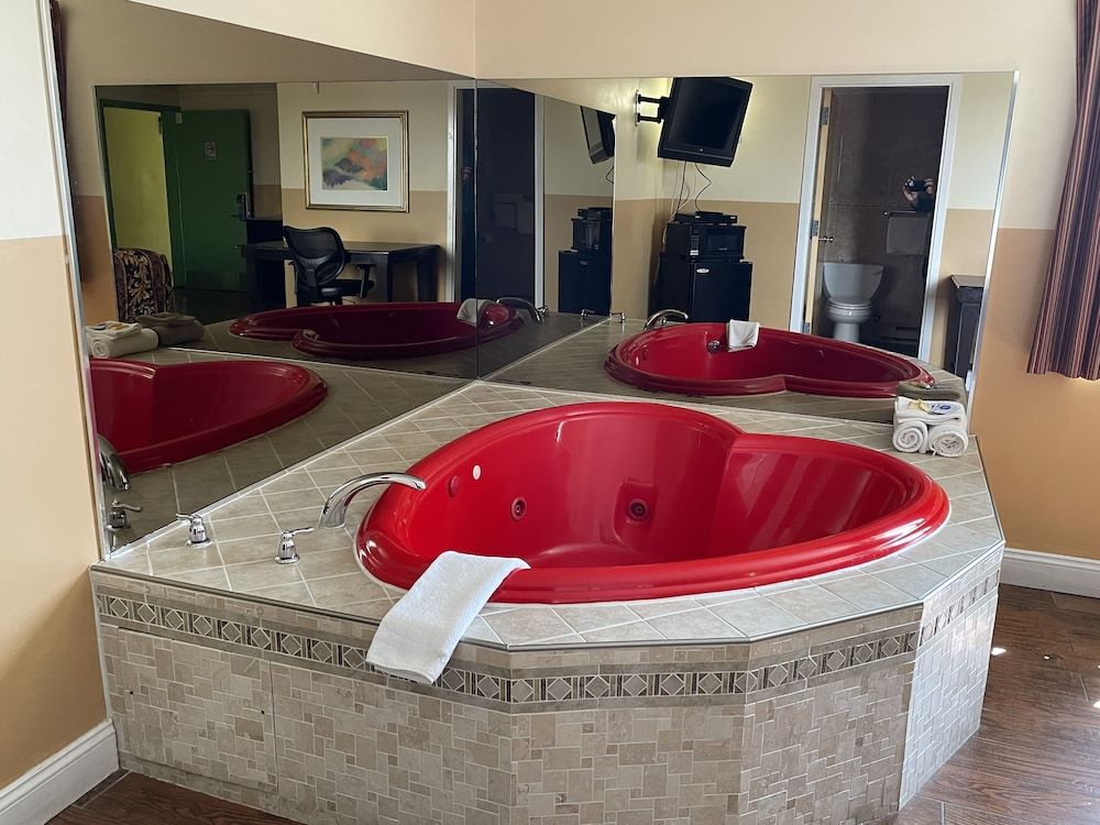 Sea Palace Inn Honeymoon Room 7