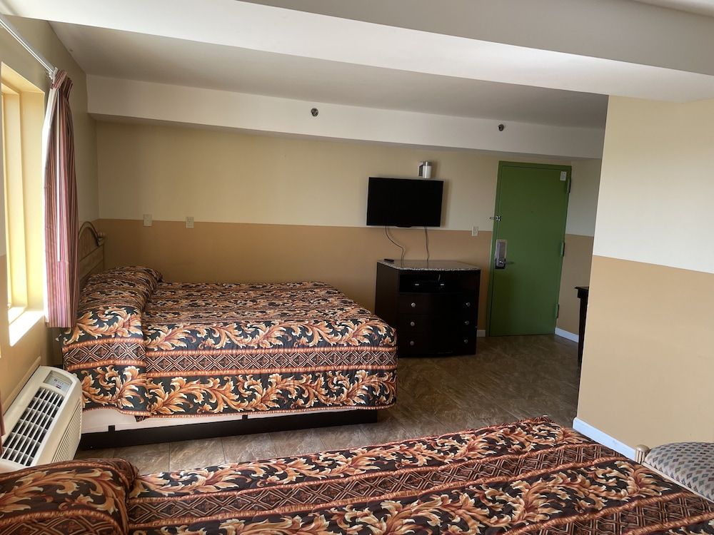 Sea Palace Inn Deluxe Room, King and Queen Bed 2