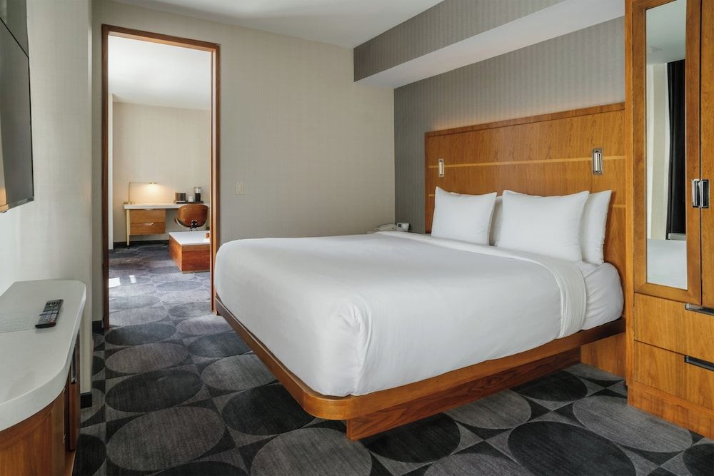 Suite, 1 King Bed (Broadway)