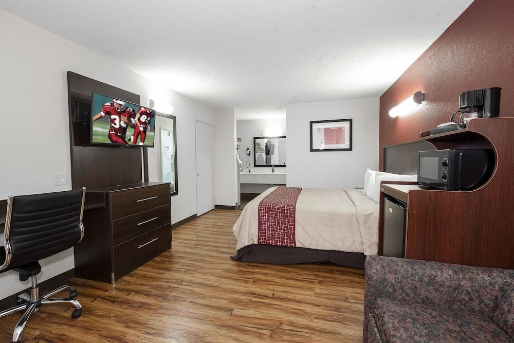 Red Roof Inn Starkville - University Superior Room, 1 King Bed, Non Smoking 3