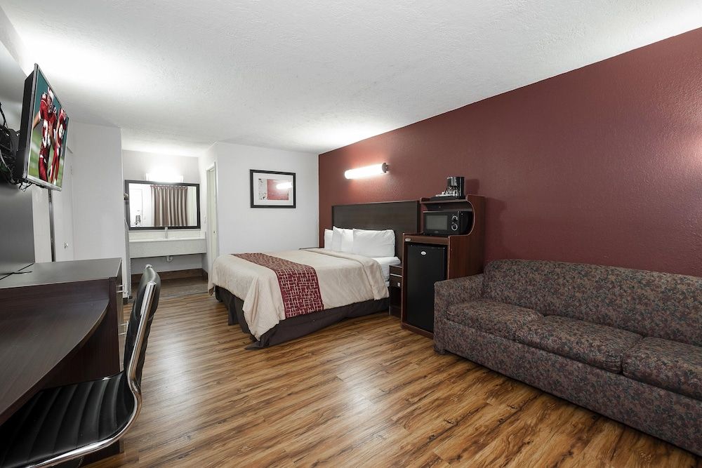 Red Roof Inn Starkville - University Superior Room, 1 King Bed, Non Smoking 4