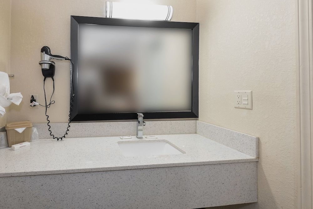 Red Roof Inn Starkville - University Deluxe Room, 1 King Bed, Non Smoking 3