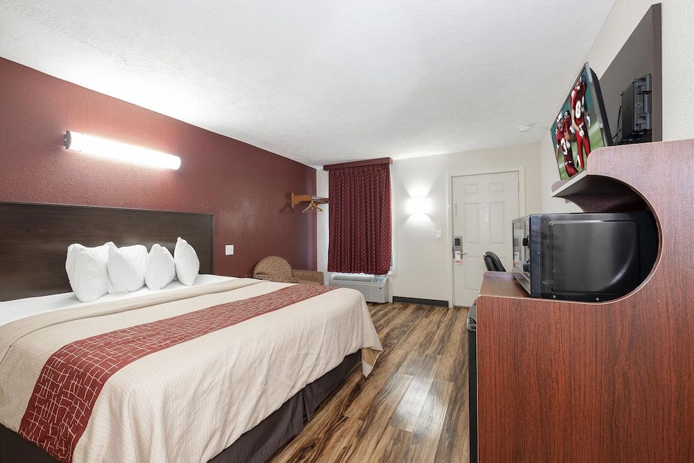 Red Roof Inn Starkville - University Deluxe Room, 1 King Bed, Non Smoking