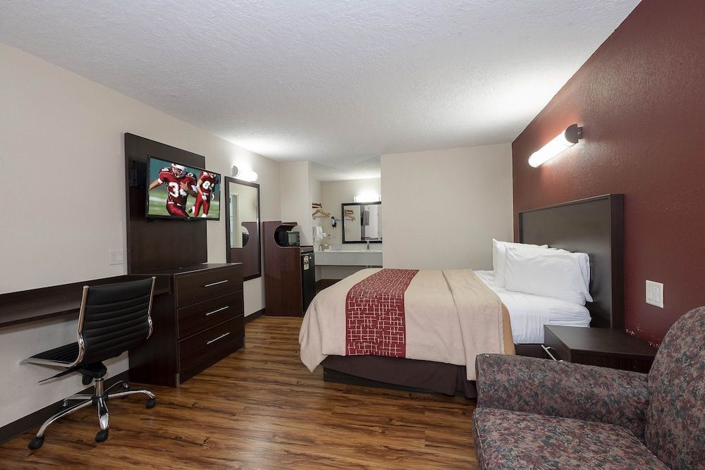 Red Roof Inn Starkville - University Superior Room, 1 King Bed, Non Smoking 2